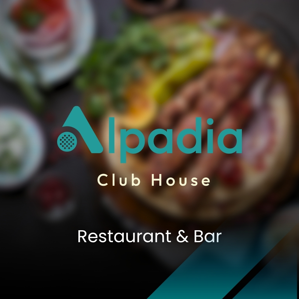 Restaurant et bar du club house dans un club de padel à Alpadia en Savoie